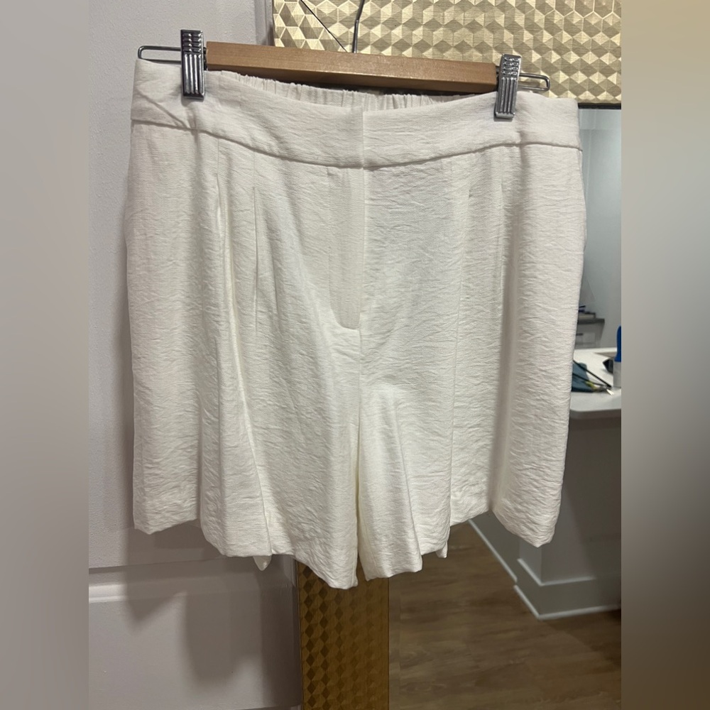 NWT Vince Camuto Women's 4 White Dress Shorts